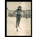 Profuga giuliano-dalmata con gli sci nel cortile della Caserma Passalacqua a Tortona